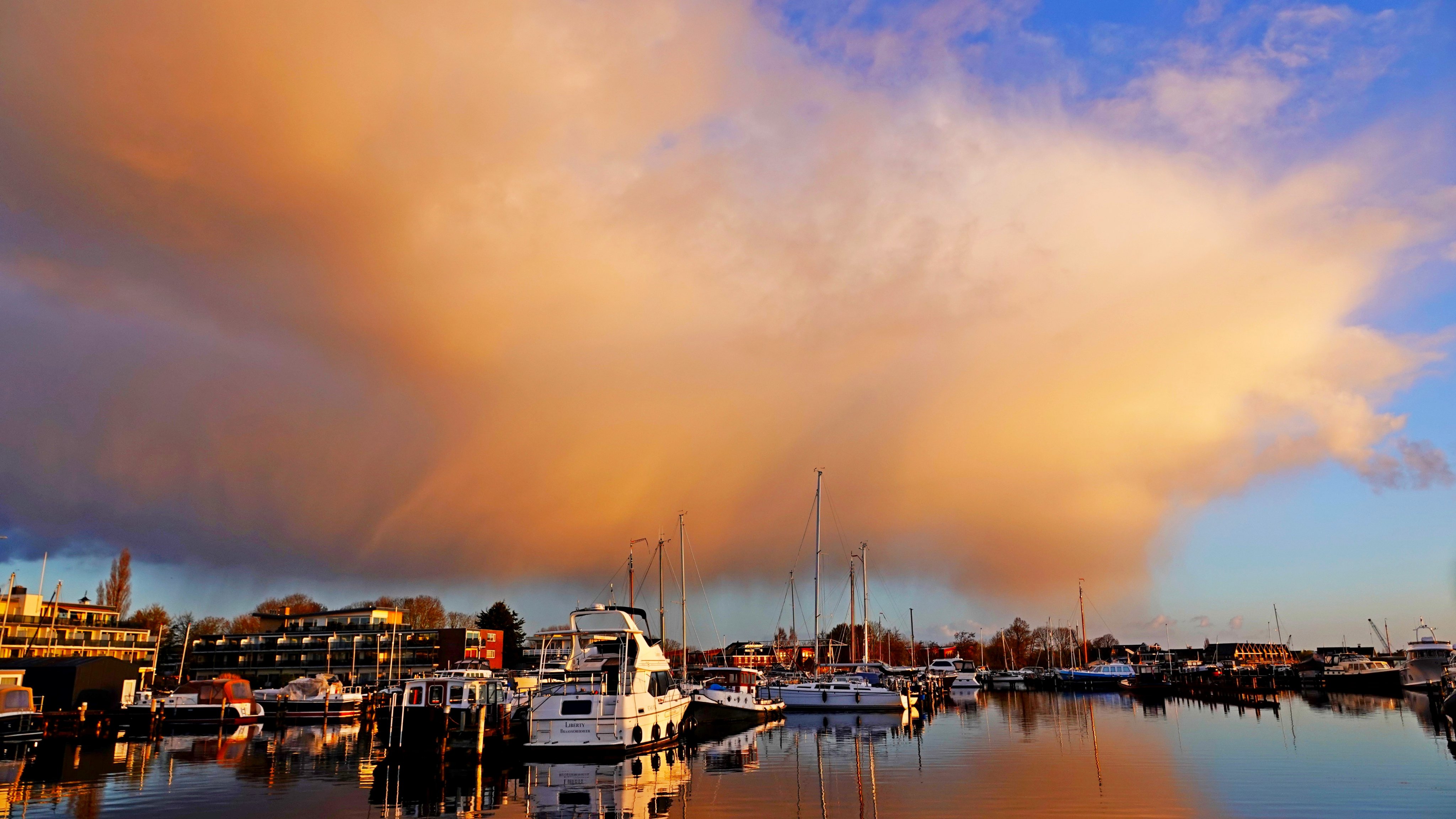 Wolkenpracht in de Haven