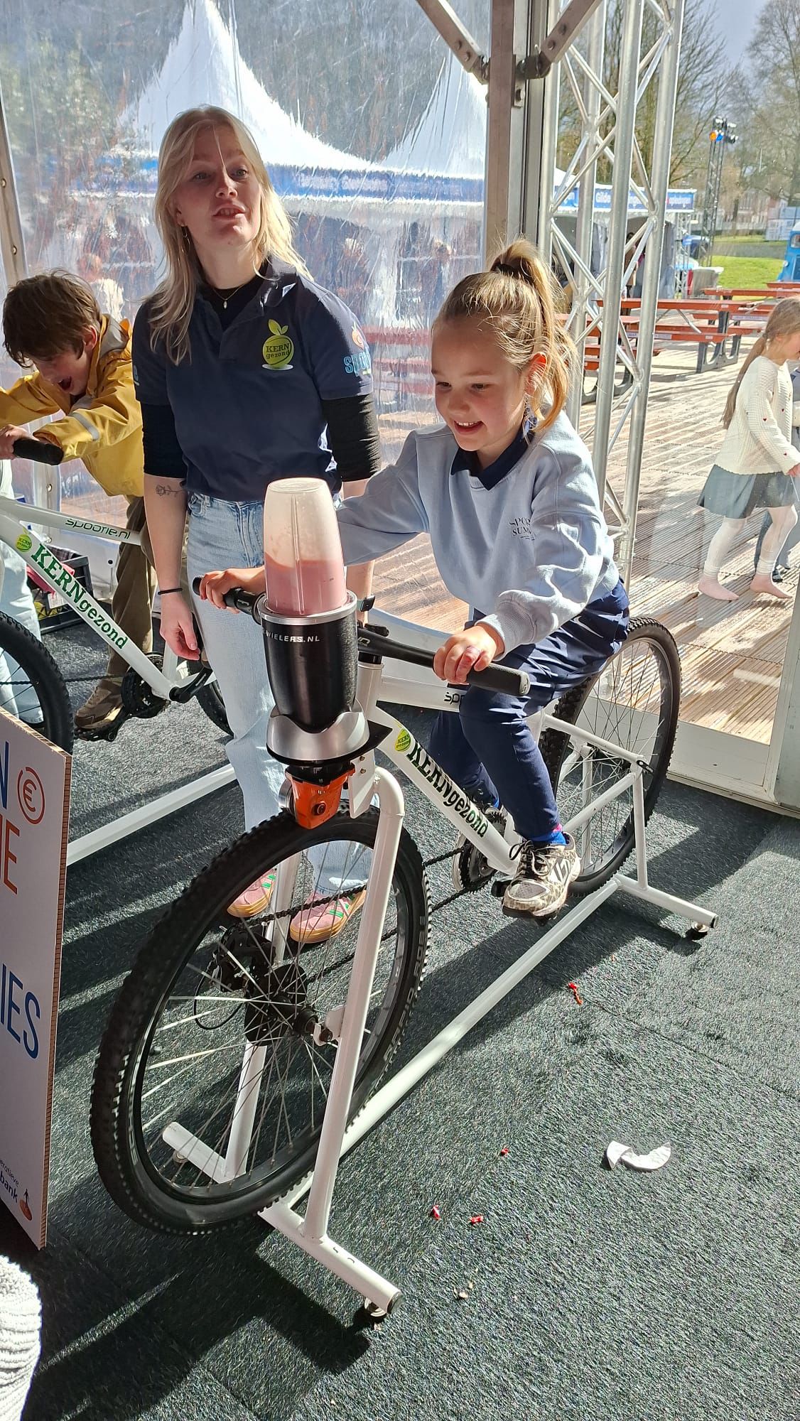 Kleur & Sfeer: Een Duik in de Wereld van 'Fietsend naar Gezonde Smoothies'