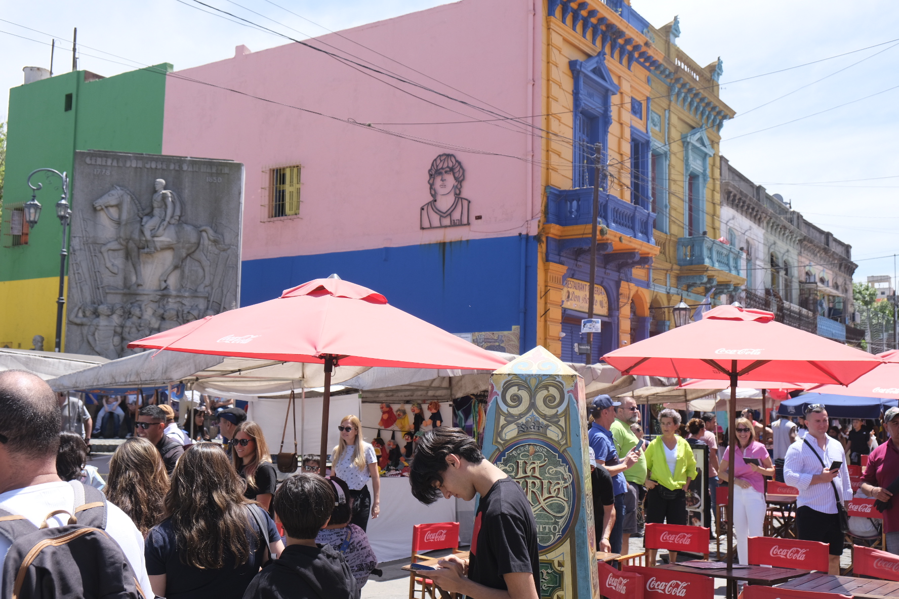 Kleurrijke Straatscène met Een Beeld van Geschiedenis en Moderne Gevels