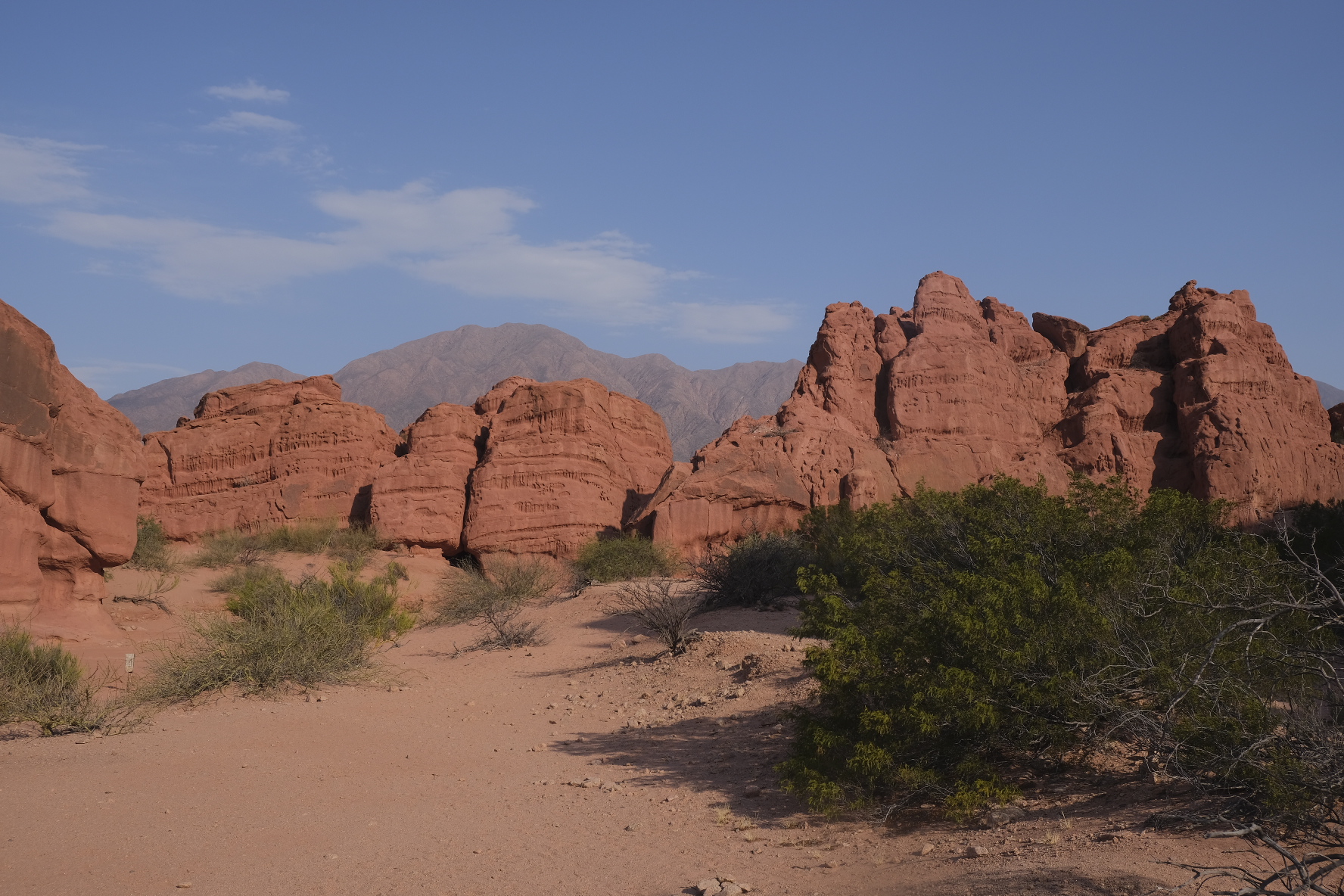 Rode Rotsen en Blauwe Luchten