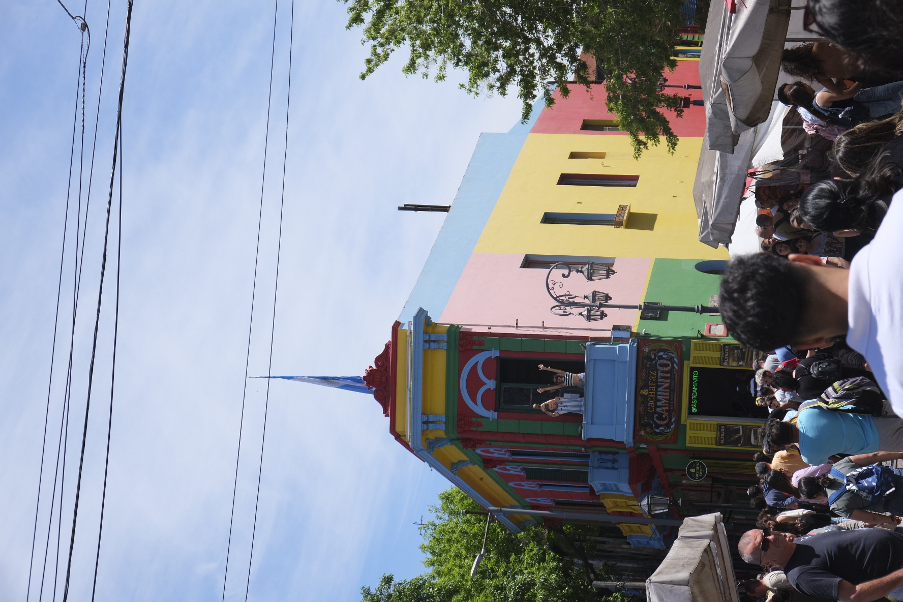 Vrolijke Kleuren en Drukke Straten