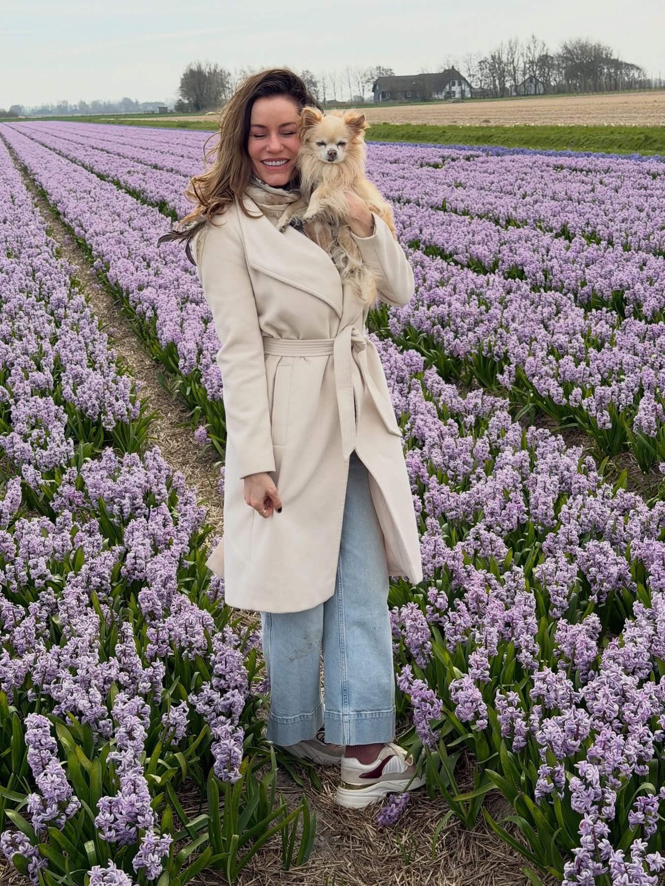 Bloemenveld met Vrouw en Hond