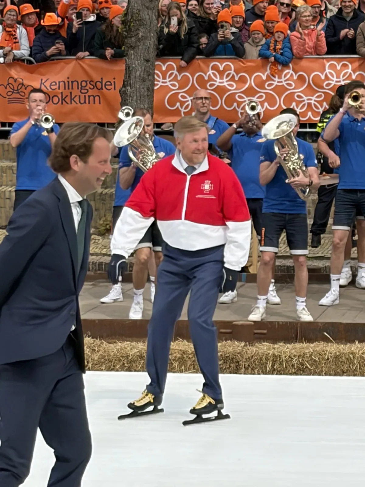 Koningsdag Met Schaatsers en Blazers