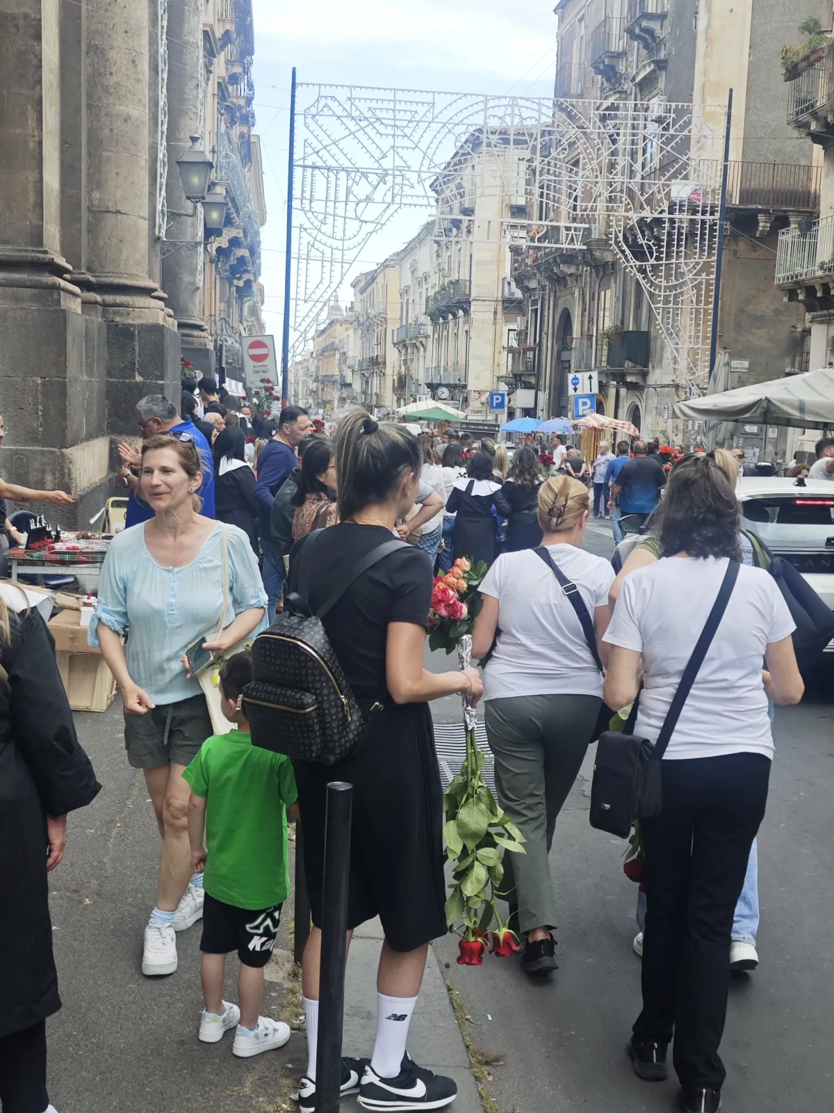 Straatscène met mensen in een drukke straat