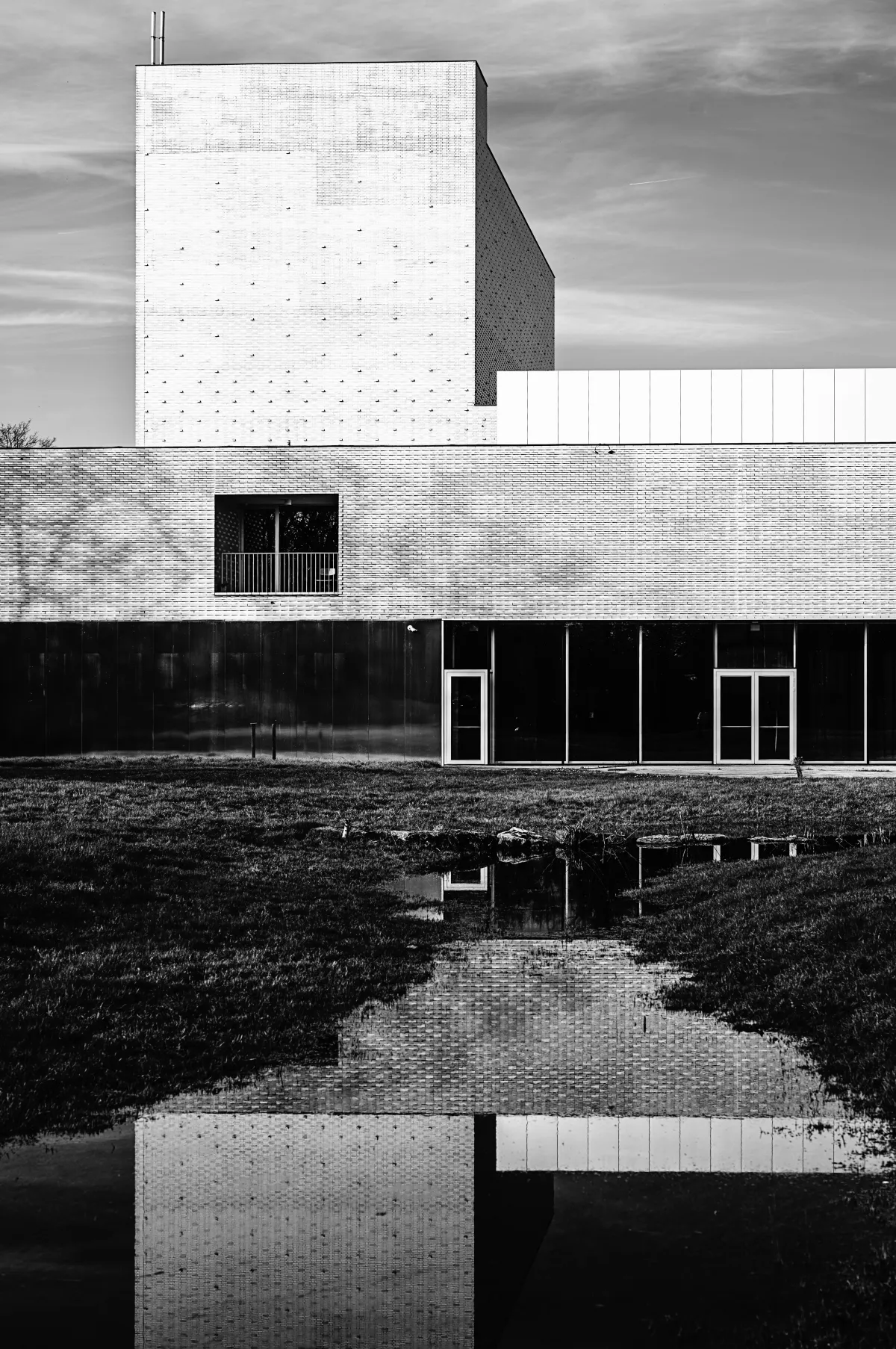Reflectie van een Modern Gebouw: Creativiteit en Verhaal in Fotografie