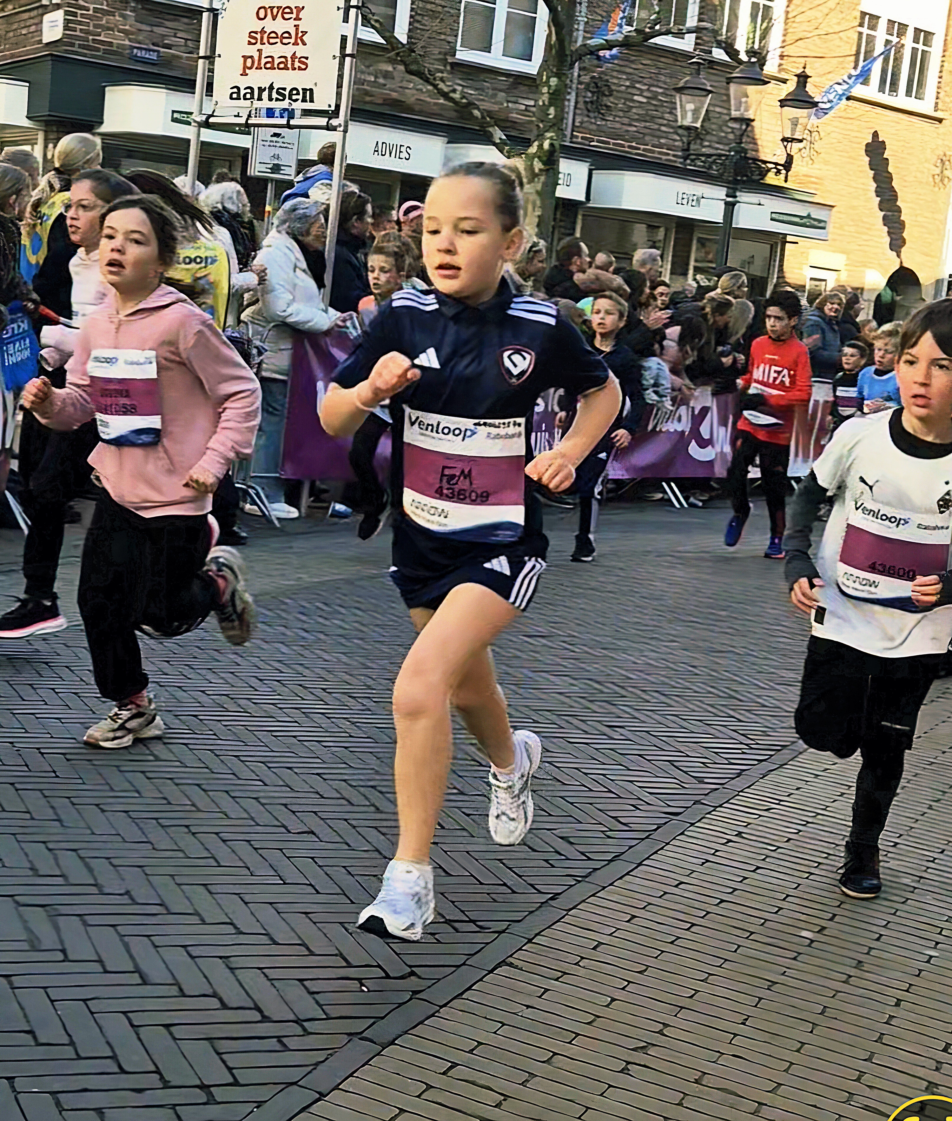 De jeugdige renwedstrijd